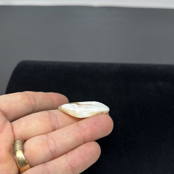 Vintage carved genuine cameo shell - Picture 2 of 3